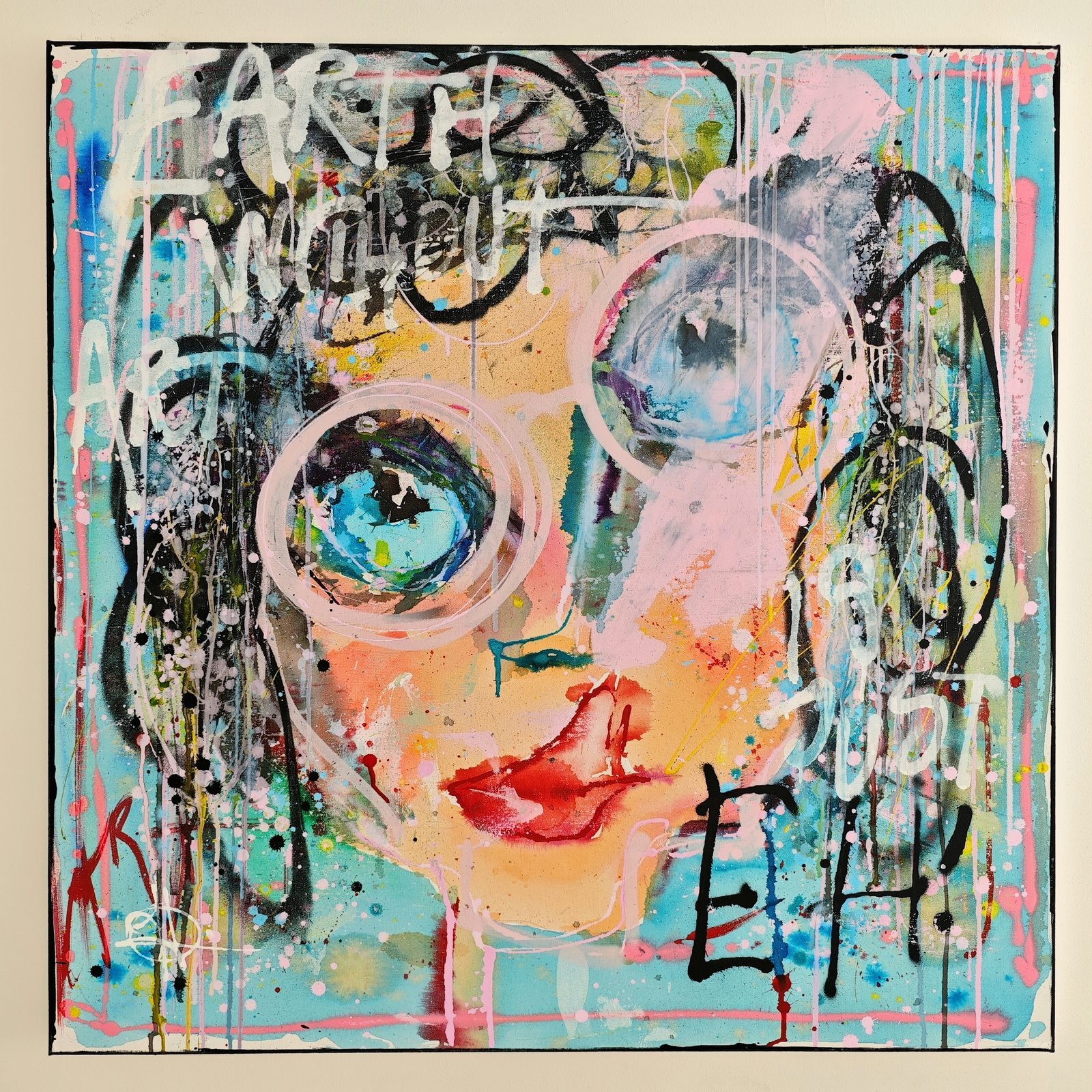 Färgstarkt kvinnoporträtt i mixed media med texten ”Earth without art” i turkost, rosa och svart