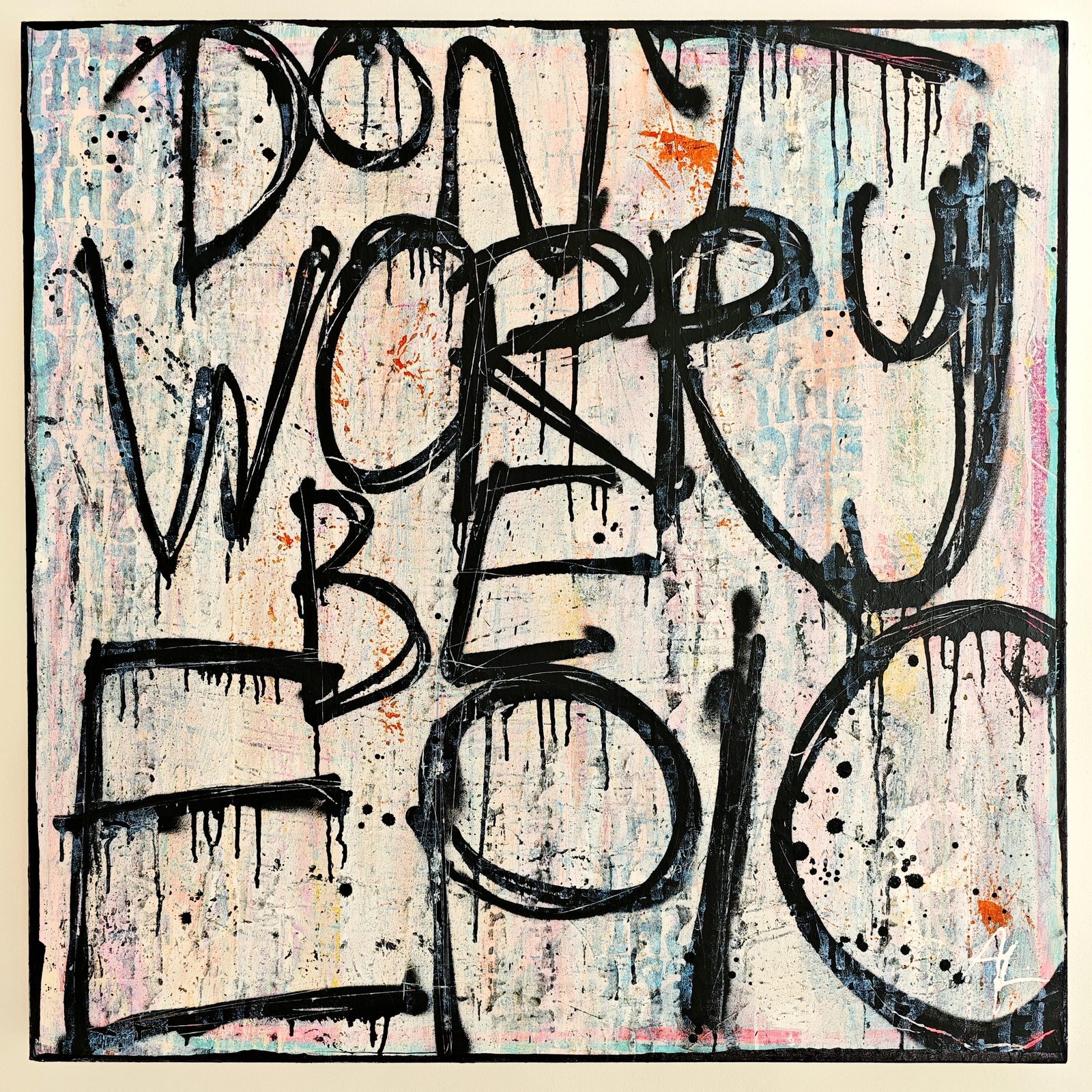 Graffitiinspirerad målning: texten ”Don't worry be epic” i svart över ljus collagebakgrund