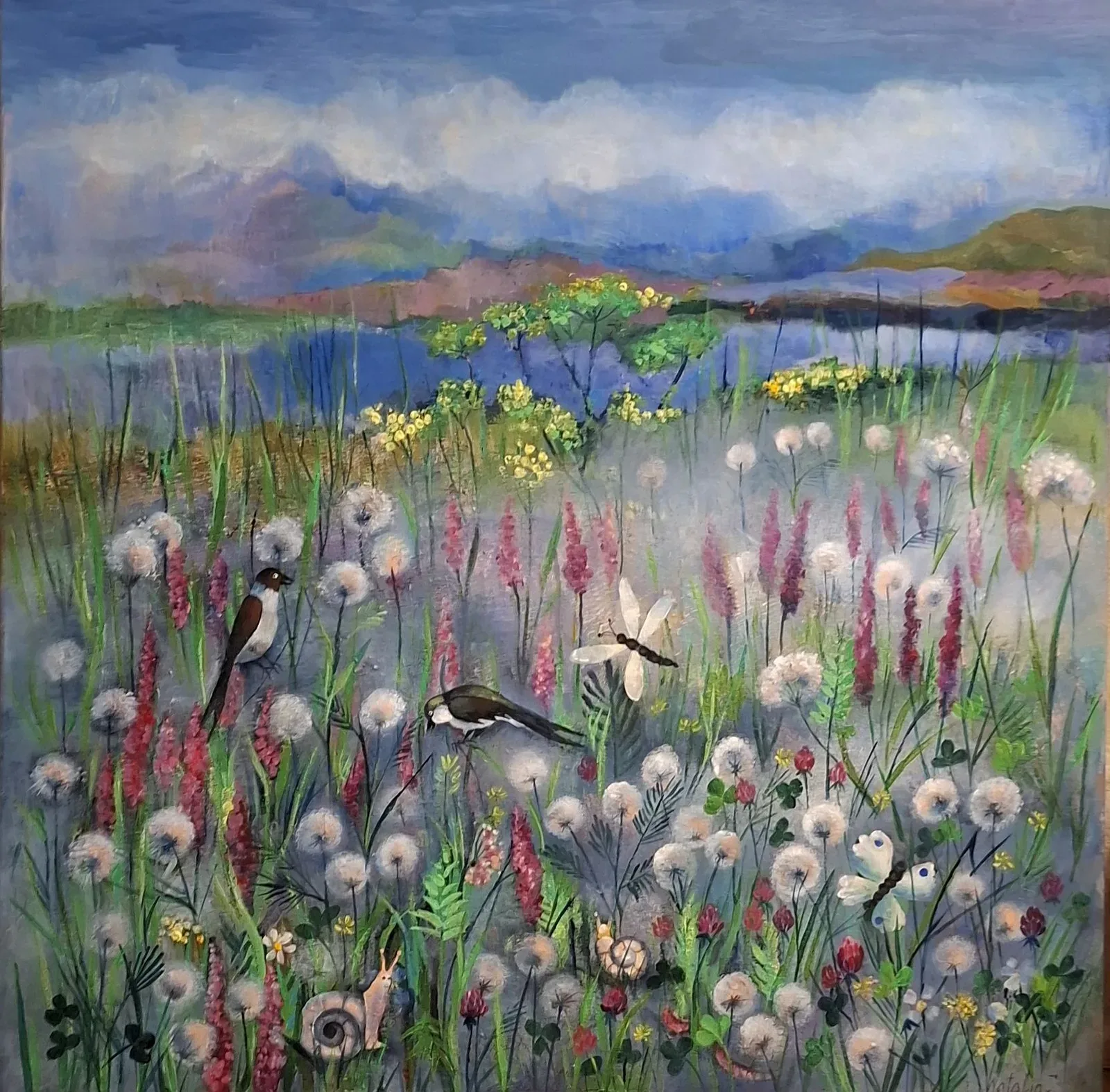 Blomsteräng med maskrosbollar, fåglar, sniglar och trollslända framför sjö och blånande berg