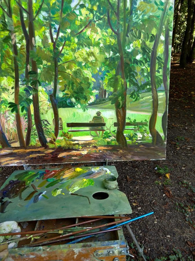 Friluftsmåleri: Olgas duk i parken visar en man på bänk bland lummiga träd, palett i förgrunden