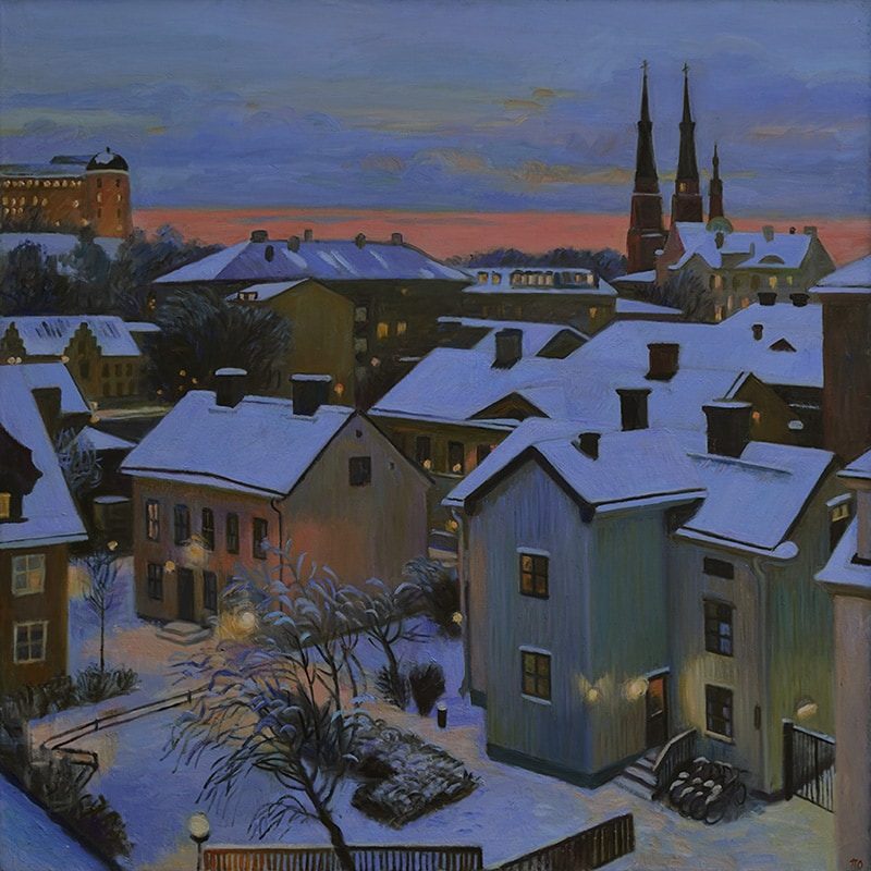 Oljemålning av snötäckta Uppsalatak i skymning, domkyrkans spiror mot rosa kvällshimmel