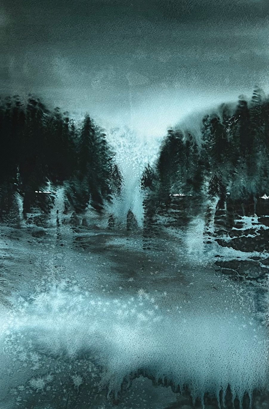 Stämningsfull akvarell av dimhöljd granskog i mörka blågröna toner