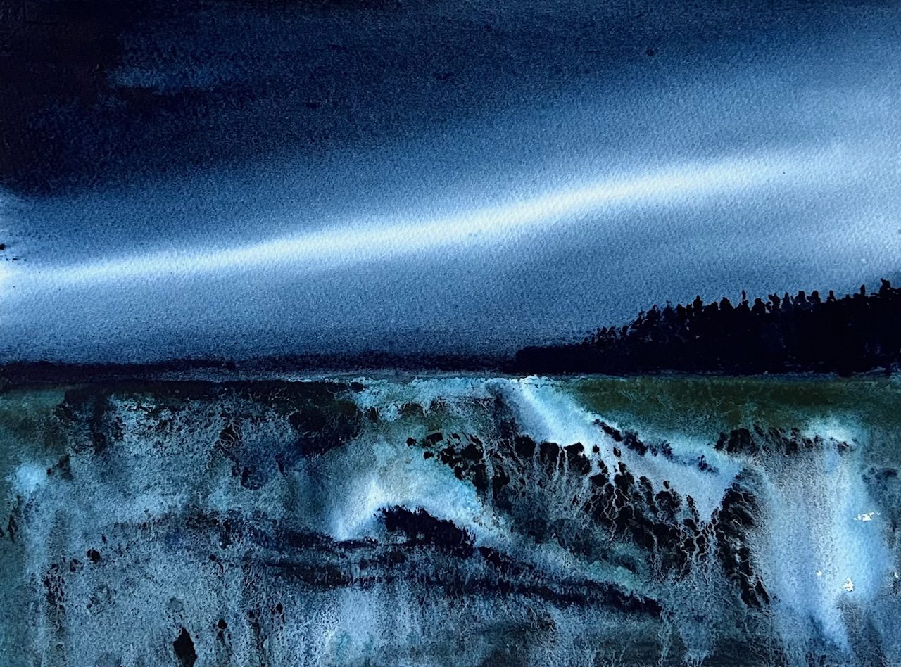 Nattligt landskap i akvarell: ljusstrimma över mörk himmel, trädsiluetter och skimrande vatten