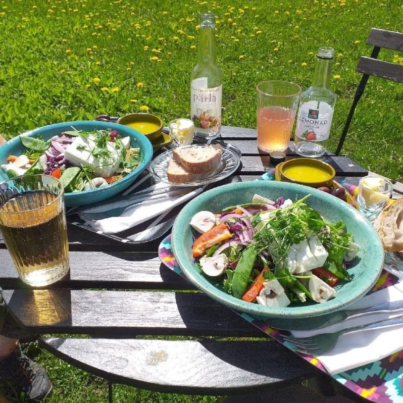 Lunch i trädgården